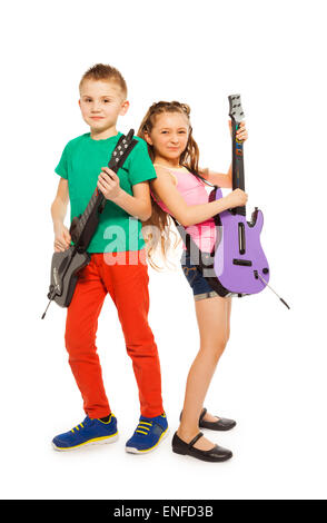 Ragazzo e una ragazza insieme giocando sull'electro chitarre Foto Stock