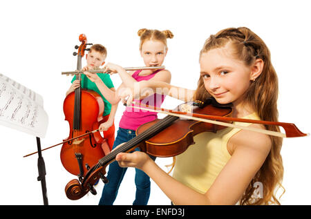 Vista ravvicinata di ragazzi che giocano a strumenti musicali Foto Stock