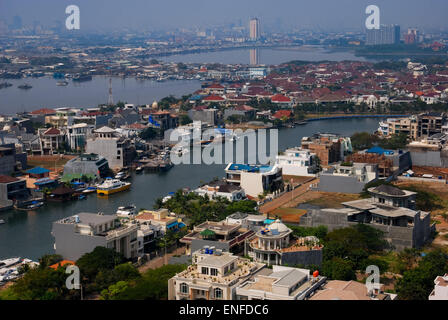 Paesaggio aereo della zona costiera di Giacarta, visto da una delle torri residenziali a Pantai Mutiara in Pluit, Giacarta, Indonesia. Foto Stock