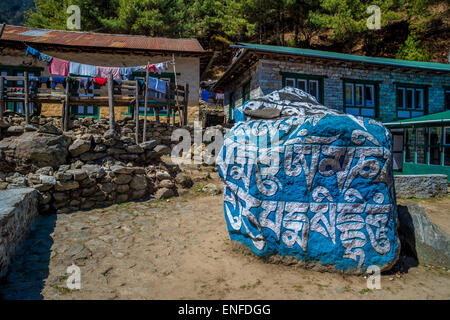 Vecchio mani pietre inscritte con un mantra buddista nella regione dell Himalaya, Nepal Foto Stock