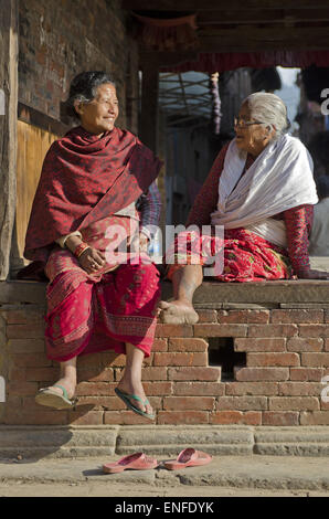 Bhaktapur, Nepal. Xxv Aprile, 2015. Due donne anziane parlando la loro sopravvivenza terremoto storia il lunedì sera dopo la settimana scorsa il terremoto mortale in Nepal. Una delle principali 7.9 terremoto ha colpito Kathmandu a metà giornata di sabato 25 aprile, ed è stata seguita da più scosse di assestamento che ha attivato le valanghe su Mt. Everest che seppellì gli alpinisti nei loro campi base. Molte case, palazzi e templi della capitale erano distrutti durante il terremoto, lasciando oltre 7000 morti e molti più intrappolato sotto i detriti come emergenza soccorritori tentativo di rimozione dei detriti e trovare superstiti. Aftersh regolari Foto Stock