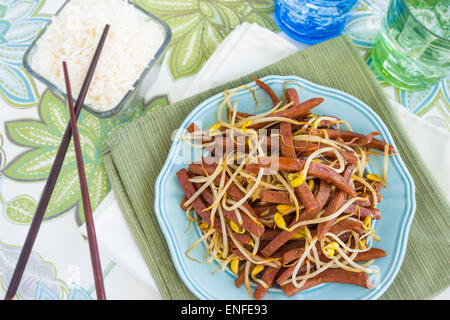 Hawaiian stir fry fatta con lo spam e di germogli di soia Foto Stock