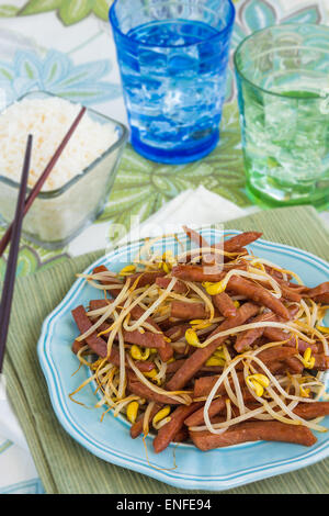 Hawaiian stir fry fatta con lo spam e di germogli di soia Foto Stock