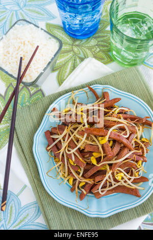 Hawaiian stir fry fatta con lo spam e di germogli di soia Foto Stock