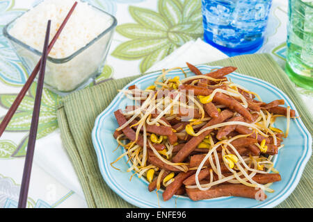 Hawaiian stir fry fatta con lo spam e di germogli di soia Foto Stock