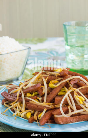 Hawaiian stir fry fatta con lo spam e di germogli di soia Foto Stock