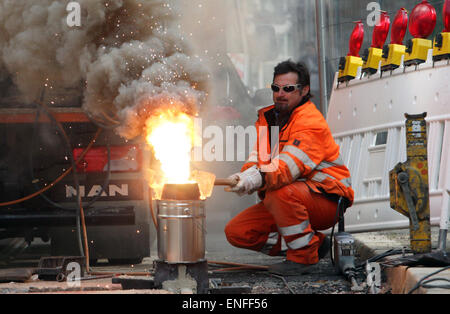 Merseburg, Germania. 30 apr, 2015. Un tecnico di saldatura di due tram via componenti insieme utilizzando una reazione thermite a Merseburg, Germania, 30 aprile 2015. Il funzionamento a livello internazionale società Goldschmidt Thermit gruppo sarà ufficialmente aperto il loro centro di ricerca e tecnologia in Leipzig giovedì 07 maggio. Foto: Sebastian Willnow/dpa/Alamy Live News Foto Stock