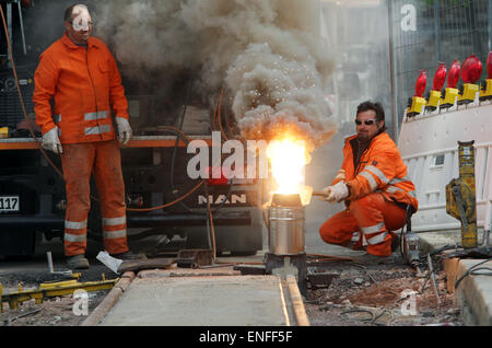 Merseburg, Germania. 30 apr, 2015. I tecnici di saldare due tram via componenti insieme utilizzando una reazione thermite a Merseburg, Germania, 30 aprile 2015. Il funzionamento a livello internazionale società Goldschmidt Thermit gruppo sarà ufficialmente aperto il loro centro di ricerca e tecnologia in Leipzig giovedì 07 maggio. Foto: Sebastian Willnow/dpa/Alamy Live News Foto Stock