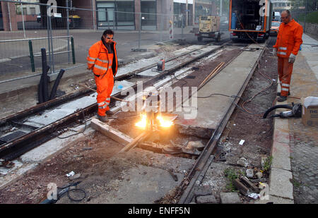 Merseburg, Germania. 30 apr, 2015. I tecnici di saldare due tram via componenti insieme utilizzando una reazione thermite a Merseburg, Germania, 30 aprile 2015. Il funzionamento a livello internazionale società Goldschmidt Thermit gruppo sarà ufficialmente aperto il loro centro di ricerca e tecnologia in Leipzig giovedì 07 maggio. Foto: Sebastian Willnow/dpa/Alamy Live News Foto Stock