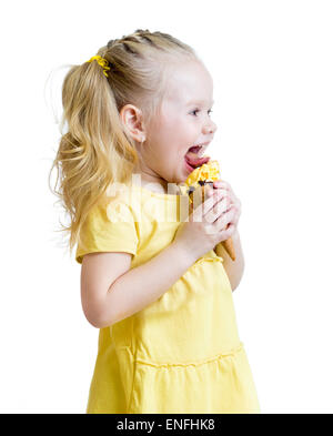 Bambino ragazza di mangiare il gelato in studio isolato Foto Stock