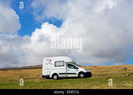 Romahome 25, piccolo camper, parcheggiato sulla strada di campagna, Cumbria, England Regno Unito Foto Stock