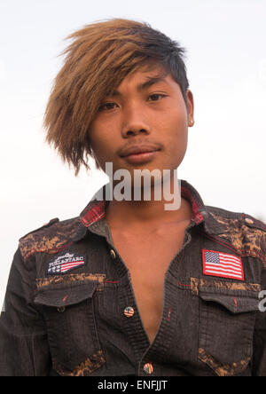 Giovane con un taglio di capelli alla moda, Mindat, Myanmar Foto Stock