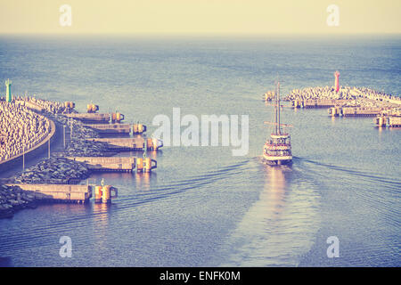 Retro Vintage immagine filtrata di una vecchia nave a vela in uscita dal porto di Kolobrzeg, Polonia. Foto Stock