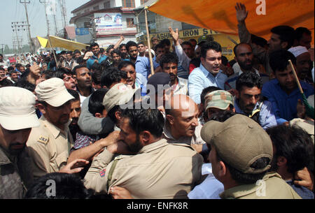 Srinagar Kashmir. Il 5 maggio, 2015. Srinagar, Indiano Kashmir amministrato:05 maggio .la polizia indiana personnels detenuti MLA indipendenti Sheikh Abdul Rashid quando ha cercato di prendere un mese di marzo per il segretariato civile qui contro il piano proposto di istituire una separata township di Pandit del Kashmir migranti Credito: Sofi Suhail/Alamy Live News Foto Stock