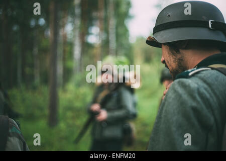 SVETLAHORSK, Bielorussia - Giugno 20, 2014: Unidentified ri-enactor vestito come soldato tedesco durante gli eventi dedicati al settantesimo annivers Foto Stock