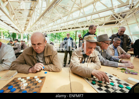 La Bielorussia, Gomel - 9 Maggio 2014: Attivo pensionati, amici di vecchia data e tempo libero, senior uomini divertirsi e giocare a scacchi in città Foto Stock