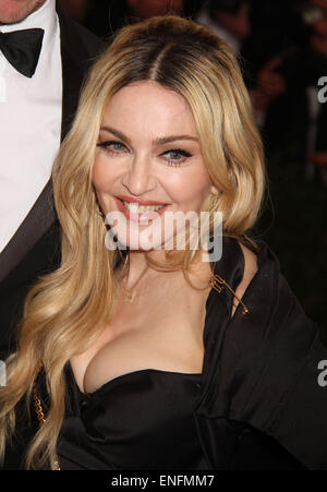 New York , USA. Il 4 maggio, 2015. MADONNA assiste il Costume Institute beneficiare di gala per celebrare l'apertura della nuova esposizione della "Cina: attraverso il Looking Glass" tenutasi presso il Metropolitan Museum of Art. Credito: Nancy Kaszerman/ZUMAPRESS.com/Alamy Live News Foto Stock