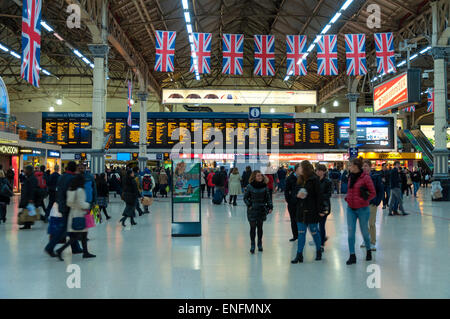 Passeggeri pendolari sera presso la stazione di London Victoria Stazione ferroviaria concourse Foto Stock