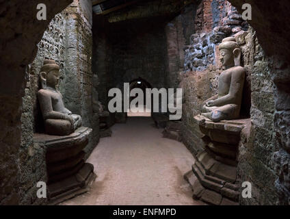 Statue di Buddha nel tempio Kothaung, Mrauk U, Myanmar Foto Stock