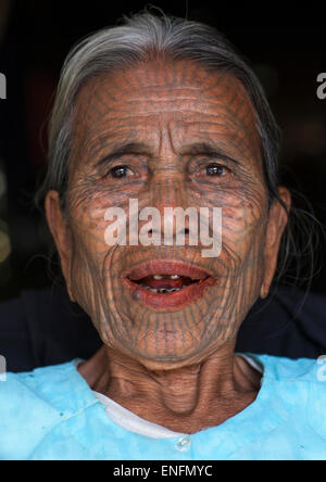 Mento tribali donna con Spiderweb tatuaggio sul viso, Mrauk U, Myanmar Foto Stock