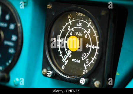 Close-up di alcuni strumenti in un elicottero cockpit in Mi-24. Il Mil Mi-24 è un grande elicottero gunship e attacco elicottero Foto Stock