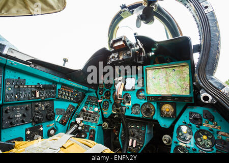 BOROVAJA, Bielorussia - Giugno 04, 2014: Close-up di alcuni strumenti in un elicottero cockpit in Mi-24. Il Mil Mi-24 è una grande helic Foto Stock
