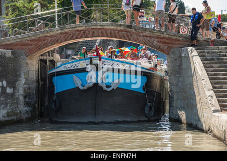 Bloccaggio di Fonserannes con la nave di crociera, il Canal du Midi, Béziers, Languedoc-Roussillon, Aude, Francia Foto Stock