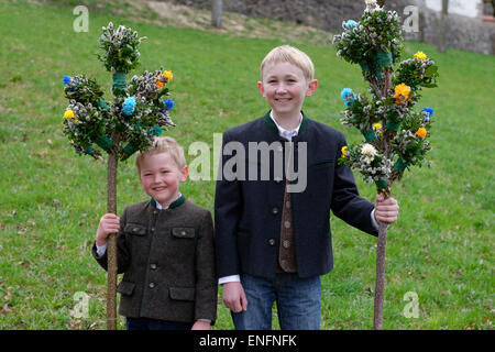 Due ragazzi con rami di palma, benedizione delle palme, Domenica delle Palme, la Settimana Santa e la Pasqua, Bad Heilbrunn, Alta Baviera, Baviera Foto Stock