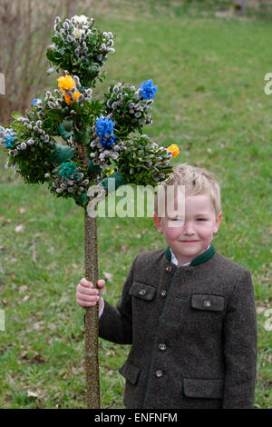 Ragazzo con rami di palma, benedizione delle palme, Domenica delle Palme, la Settimana Santa e la Pasqua, Bad Heilbrunn, Alta Baviera, Baviera, Germania Foto Stock