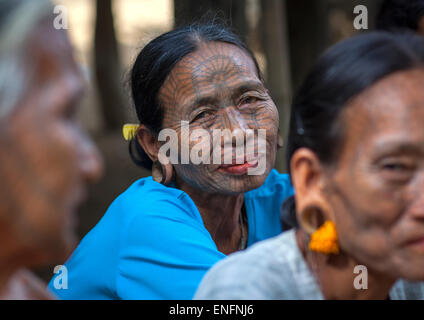 Tribal mento donne con Spiderweb Tattoo sulle facce, Mrauk U, Myanmar Foto Stock