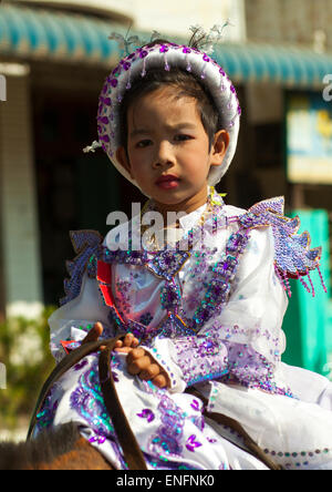 Bambino durante una parata Novitiation, Bagan, Myanmar Foto Stock