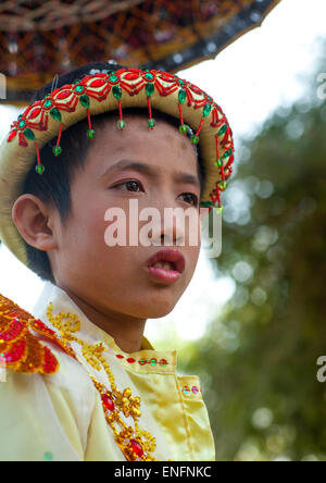 Bambino durante una parata Novitiation, Bagan, Myanmar Foto Stock