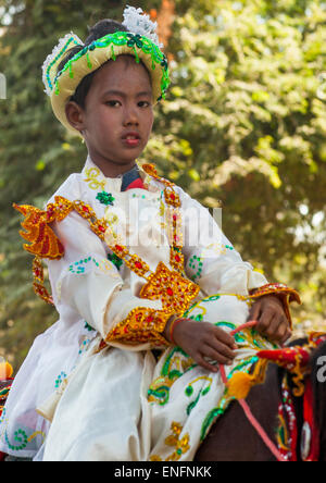 Bambino durante una parata Novitiation, Bagan, Myanmar Foto Stock