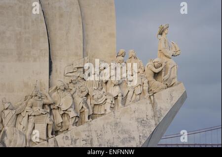 Padrao dos Descobrimentos, un monumento alle scoperte, scultura con importanti figure della marineria portoghese sul Tago Foto Stock