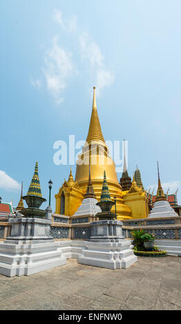 Phra Si Rattana Chedi, Wat Phra Kaeo tempio, Royal Palace, Prasart Phra Thepbidorn, Pantheon reale, Bangkok, Tailandia Centrale Foto Stock