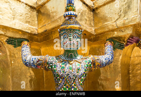 Yaksha statua al golden Chedi, Wat Phra Kaeo, Grand Palace e Palazzo Reale di Bangkok, Tailandia Foto Stock