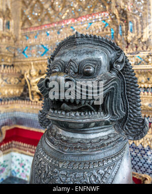 Cane cinese statua, Wat Phra Kaeo tempio, Palazzo Reale di Bangkok, Tailandia Centrale, Thailandia Foto Stock