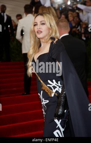 New York, Stati Uniti d'America . Il 4 maggio, 2015. Cantante Madonna assiste il Costume 2015 Istituto beneficio di gala per celebrare la mostra " Cina: attraverso il Looking Glass' presso il Metropolitan Museum of Art di New York, USA, il 04 maggio 2015. Foto: Hubert Boesl/dpa/Alamy Live News Credito: dpa picture alliance/Alamy Live News Foto Stock