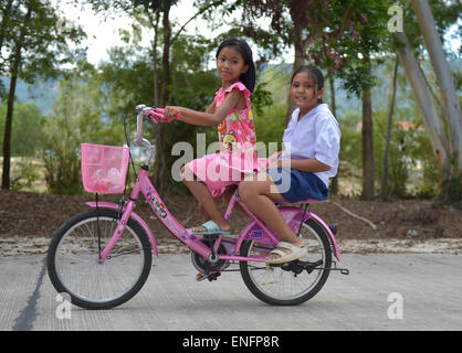 Due ragazze in sella a una moto, Ko Samui, Tailandia Foto Stock