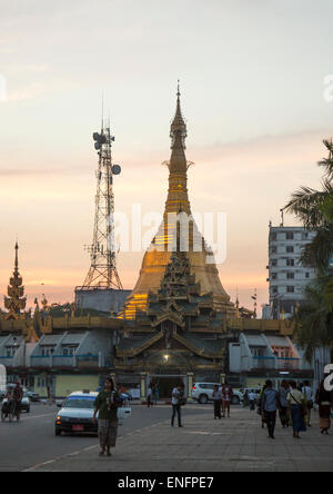 Stupa e telefono cellulare Antenna, Yangon, Myanmar Foto Stock