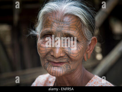 Mento tribali donna con Spiderweb tatuaggio sul viso, Mrauk U, Myanmar Foto Stock