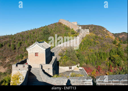 La Grande Muraglia della Cina, la storica fortezza di confine, sezione restaurata con torre di avvistamento, Gubeikou, vicino Jinshanling, Cina Foto Stock