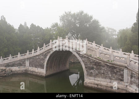 La nebbia, ponte di arco, giardino cinese arte, Nuovo Palazzo Estivo, Pechino, Cina Foto Stock