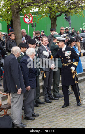 Copenhagen, Danimarca. Il 5 maggio, 2015. Copenhagen, Danimarca, 5 maggio, 2015: S.A.R. Il principe ereditario Frederik saluta WWWII veterani al Memorial ancora a Nyhavn per marinai caduti in occasione dei 70 anni di anniversario per la fine dell'occupazione tedesca della Danimarca. Credito: OJPHOTOS/Alamy Live News Foto Stock