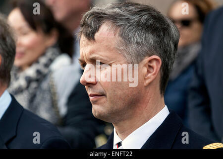 Copenhagen, Danimarca. Il 5 maggio, 2015. S.a.r. Il principe ereditario Frederik assiste ad una cerimonia presso il Memorial ancora a Nyhavn per marinai caduti e i veterani durante WWWII. Il principe ereditario di cui una corona al credito di ancoraggio: OJPHOTOS/Alamy Live News Foto Stock