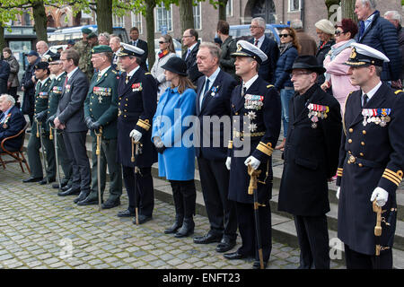 Copenhagen, Danimarca. Il 5 maggio, 2015. Funzionari presso il Memorial ancora a Nyhavn, Copenaghen, per marinai caduti e i veterani durante WWWII. Il principe ereditario (3rd, R) deposto una corona presso il dispositivo di ancoraggio in occasione dei 70 anni di anniversario per la fine dell'occupazione tedesca della Danimarca Credito: OJPHOTOS/Alamy Live News Foto Stock