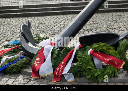 Copenhagen, Danimarca. Il 5 maggio, 2015. La Ghirlanda prevista da S.A.R. Il principe ereditario Frederik con un nastro rosso al Memorial ancora a Nyhavn, in occasione dei 70 anni di anniversario per la fine dell'occupazione tedesca della Danimarca il "M F" significa Maria (la Crown Princess) e Frederik Credito: OJPHOTOS/Alamy Live News Foto Stock