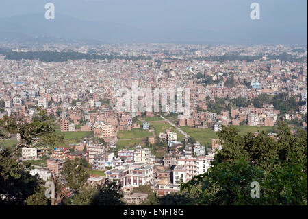 Vista sui tetti della città di Kathmandu, Valle di Kathmandu, Nepal Foto Stock