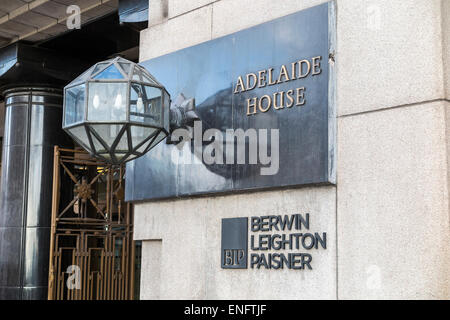 Targhetta del nome all'ingresso Adelaide House, London Bridge, London EC4, la sede degli uffici di studio legale internazionale Berwin Leighton Paisner (BLP) Foto Stock