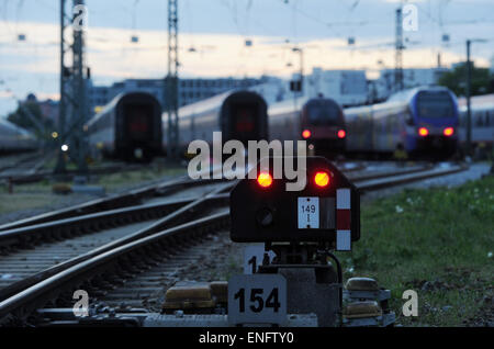 Monaco di Baviera, Germania. 05 Maggio, 2015. Il treno visto dietro una segnalazione luminosa rossa presso la stazione ferroviaria principale di Monaco di Baviera, Germania, 05 maggio 2015. Dei macchinisti GDL unione invita i membri a effettuare lo sciopero fino a domenica mattina alle 9 del mattino - il più lungo sciopero nella storia della Deutsche Bahn. Foto: TOBIAS HASE/dpa/Alamy Live News Foto Stock